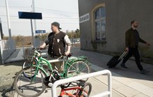 Pasażer przypina rower do stojaka na stacji Domanin. autor Łukasz Bryłowski,