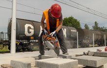 Rusiec Łódzki pracownik, budowa nowego peronu, w tle pociąg fot. Łukasz Bryłowski, PKP PLK
