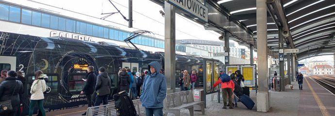 Stacja Katowice, podróżni na peronie, przy peronie pociąg, fot. Katarzyna Głowacka
