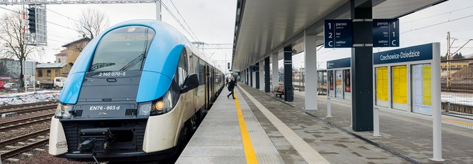 Czechowice-Dziedzice, pociąg przy nowym peronie, nowa wiata i tablica z rozkładem jazdy i nazwą stacji, fot. Łukasz Hachuła