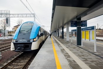 Czechowice-Dziedzice, pociąg przy nowym peronie, nowa wiata i tablica z rozkładem jazdy i nazwą stacji, fot. Łukasz Hachuła