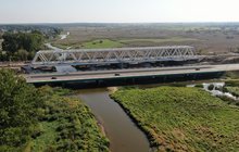 Most nad Narwią w Uhowie widok z drona. fot. Artur Lewandowski PKP Polskie Linie Kolejowe SA