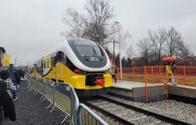 Pociąg Kolej Dolnosląskich na peronie, dookoła pasażerowie stojący na stacji fot. Mirosław Siemieniec