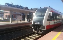 Pociąg na stacji Wągrowiec, w tle podróżni na peronie fot. Radek Śledziński