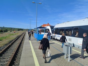 Podróżni i pociąg przy peronie stacji Somonino. Fot. Przemysław Zieliński PLK