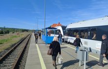 Podróżni i pociąg przy peronie stacji Somonino. Fot. Przemysław Zieliński PLK