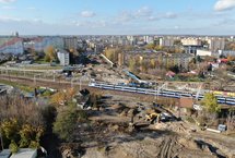 Teren przygotowany pod budowę przystanku Radom Wschodni, widać pociąg jadący po torach, wykonawców i maszyny budowlane, P. Mieszkowski, A.Lewandowski