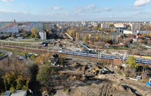 Teren przygotowany pod budowę przystanku Radom Wschodni, widać pociąg jadący po torach, wykonawców i maszyny budowlane, P. Mieszkowski, A.Lewandowski