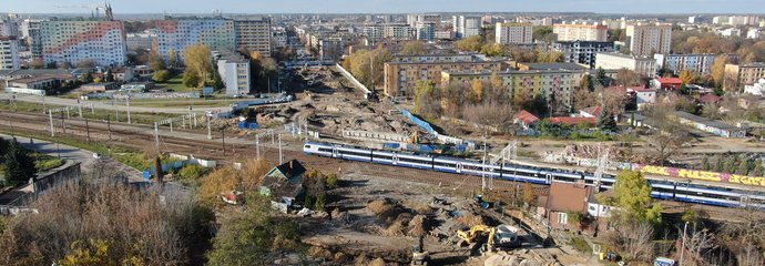 Teren przygotowany pod budowę przystanku Radom Wschodni, widać pociąg jadący po torach, wykonawców i maszyny budowlane, P. Mieszkowski, A.Lewandowski