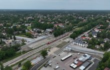 Widok z góry na tunel drogowy w Sulejówku, widać jadący pociąg, fot. A.Lewandowski, P.Mieszkowski