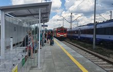 Zakopane, stacja tymczaowa - podróżni na peronie, obok stoją pociągi, fot. Paulina Antosiak (2)