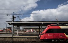Pociąg stojący przy peronie, w tle widoczne maszyny budowlane, fot. Izabela Miernikiewicz