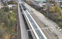 Stacja Olkusz z nowymi torami, peronami i przejściem podziemnym, jest pociąg towarowy, fot. Krzysztof Dzidek (3)