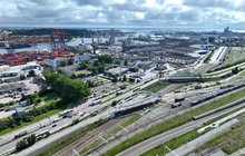 Widok z góry na nowy wiadukt kolejowy na stacji Gdynia Port, fot. Tomasz Kuźma, PLK SA 3