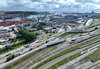 Widok z góry na nowy wiadukt kolejowy na stacji Gdynia Port, fot. Tomasz Kuźma, PLK SA 3