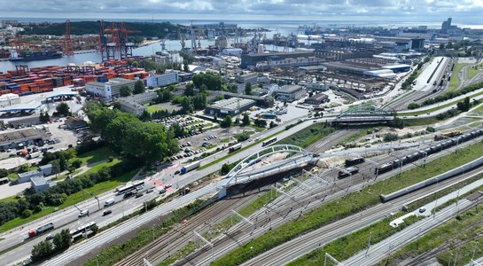 Widok z góry na nowy wiadukt kolejowy na stacji Gdynia Port, fot. Tomasz Kuźma, PLK SA 3