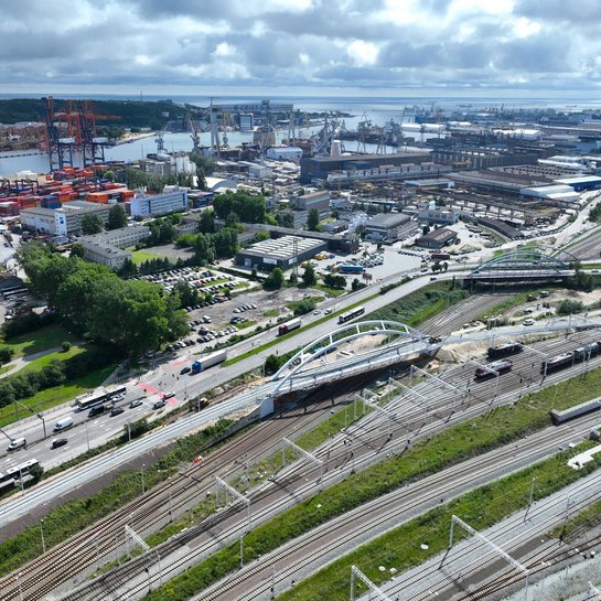 Widok z góry na nowy wiadukt kolejowy na stacji Gdynia Port, fot. Tomasz Kuźma, PLK SA 3