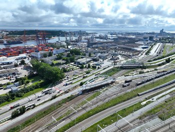 Widok z góry na nowy wiadukt kolejowy na stacji Gdynia Port, fot. Tomasz Kuźma, PLK SA 3