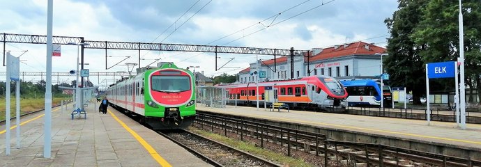 Stacja Ełk, pociągi przy peronach, fot. T. Łotowski. PKP Polskie Linie Kolejowe S.A.