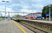 Stacja Ełk, pociągi przy peronach, fot. T. Łotowski. PKP Polskie Linie Kolejowe S.A.