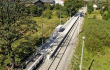 Cieszyn Uniwersytet, widok z lotu ptaka na nowy peron, na nim wiata, widać nowy tor, fot. Adam Roik