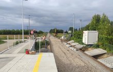 Jaślany - jest fragment nowego peronu, w pobliżu wykonywane są prace na przejeździe, fot. Adam Stec
