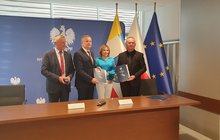 Podpisanie umowy na modernizację przystanku Brzeziny z programu Przystankowego fot. Piotr Hamarnik