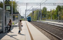 Przystanek Zabrzeg, w tle pociąg, podróżni czekają na peronie, fot. Łukasz Hachuła