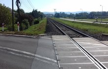 Tor i przejazd kolejowo-drogowy na linii nr 106 Rzeszów - Jasło, po lewej stronie linii będzie przystanek kolejowy Strzyżów Zachodni, fot. Renata Poźniak
