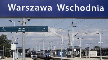 Pociągi pasażerskie stojące przy peronach stacji Warszawa Wschodnia. fot. Izabela Miernikiewicz