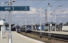 Pociągi pasażerskie stojące przy peronach stacji Warszawa Wschodnia. fot. Izabela Miernikiewicz