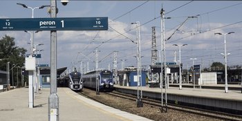 Pociągi pasażerskie stojące przy peronach stacji Warszawa Wschodnia. fot. Izabela Miernikiewicz