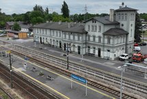 Stacja Tomaszów Mazowiecki, widok z góry na tory, perony i dworzec fot. Paweł Mieszkowski PLK SA