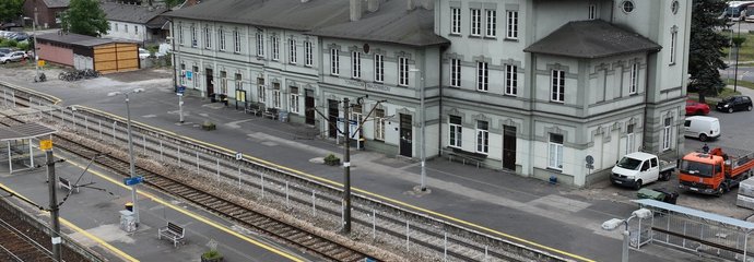 Stacja Tomaszów Mazowiecki, widok z góry na tory, perony i dworzec fot. Paweł Mieszkowski PLK SA
