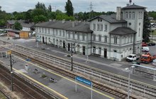Stacja Tomaszów Mazowiecki, widok z góry na tory, perony i dworzec fot. Paweł Mieszkowski PLK SA