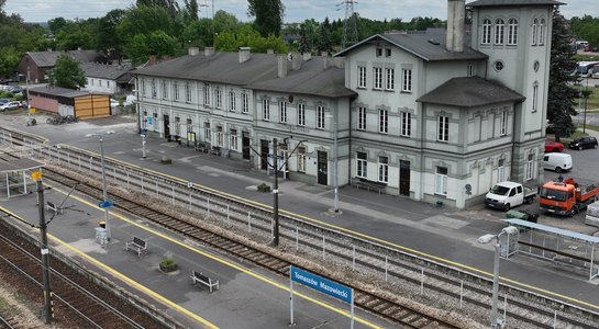 Stacja Tomaszów Mazowiecki, widok z góry na tory, perony i dworzec fot. Paweł Mieszkowski PLK SA