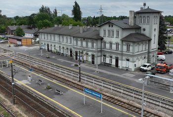 Stacja Tomaszów Mazowiecki, widok z góry na tory, perony i dworzec fot. Paweł Mieszkowski PLK SA