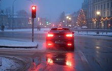 Samochód zatrzymany przed czerwonym światłem, wieczorną porą