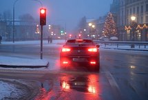 Samochód zatrzymany przed czerwonym światłem, wieczorną porą