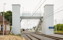 Kozuby, nowe tory, kładka z windami nad torami fot. Łukasz Hachuła PKP PLK