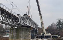 Montaż nowego przęsła mostu nad Wartą w Obornikach. Po prawej dźwig, na górze pracownicy i sieć trkacyjna_fot.Radek Śledziński