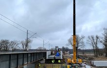 Prace podczas modernizacji mostu w Nietkowicach, robotnicy, koparka, dźwig.