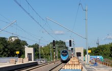 Pendolino jadące po torach kolejowych, budowa przystanku Warszawa Targówek fot. Mirosław Siemieniec