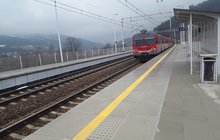 Pociąg pasażerski stoi na nowym peronie w Mszalnicy, fot. Elżbieta Klimek