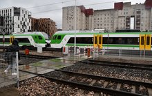 Przejście dla pieszych przez tory przy stacji Warszawa Wileńska, pociąg, pieszy fot. Rafał Wilgusiak