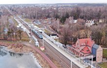 Przystanek Goczałkowice-Zdrój z lotu ptaka, pociąg przy peronie, fot. Krzysztof Ścigała (1)