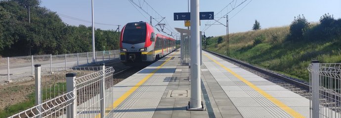 Przystanek Wolbórka po modernizacji, peron, tory, podróżni, pociąg fot. Damian Pawlak PLK