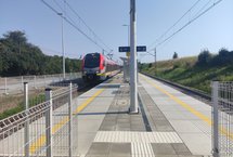 Przystanek Wolbórka po modernizacji, peron, tory, podróżni, pociąg fot. Damian Pawlak PLK