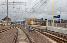Widok na tory i przystanek Świnoujście Port SiB peron Świnoujście Port-24.06.2021, Fot. Robert Stachnik. Źródło PKP Polskie Linie Kolejowe S.A