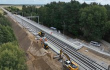 Widok z góry na budowane perony w Hordzieżce, widać wykonawców i maszyny, fot. P. Mieszkowski, A.Lewandowski
